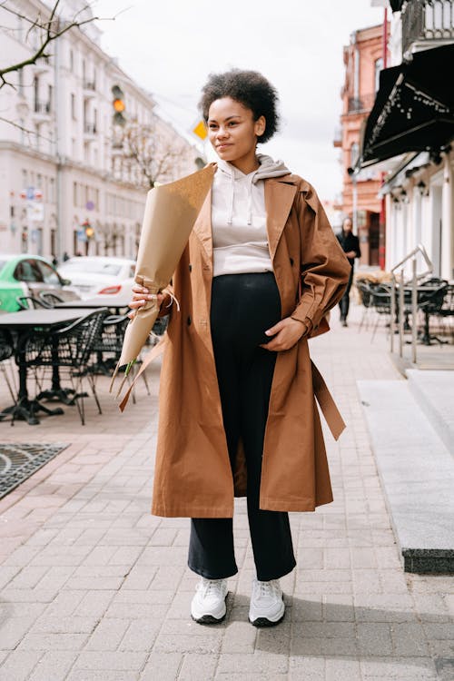 Ingyenes stockfotó afro-amerikai nő, áll, barna kabát témában