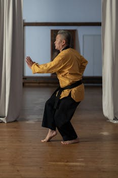 Gruppo di karateka di diversi stili in allenamento