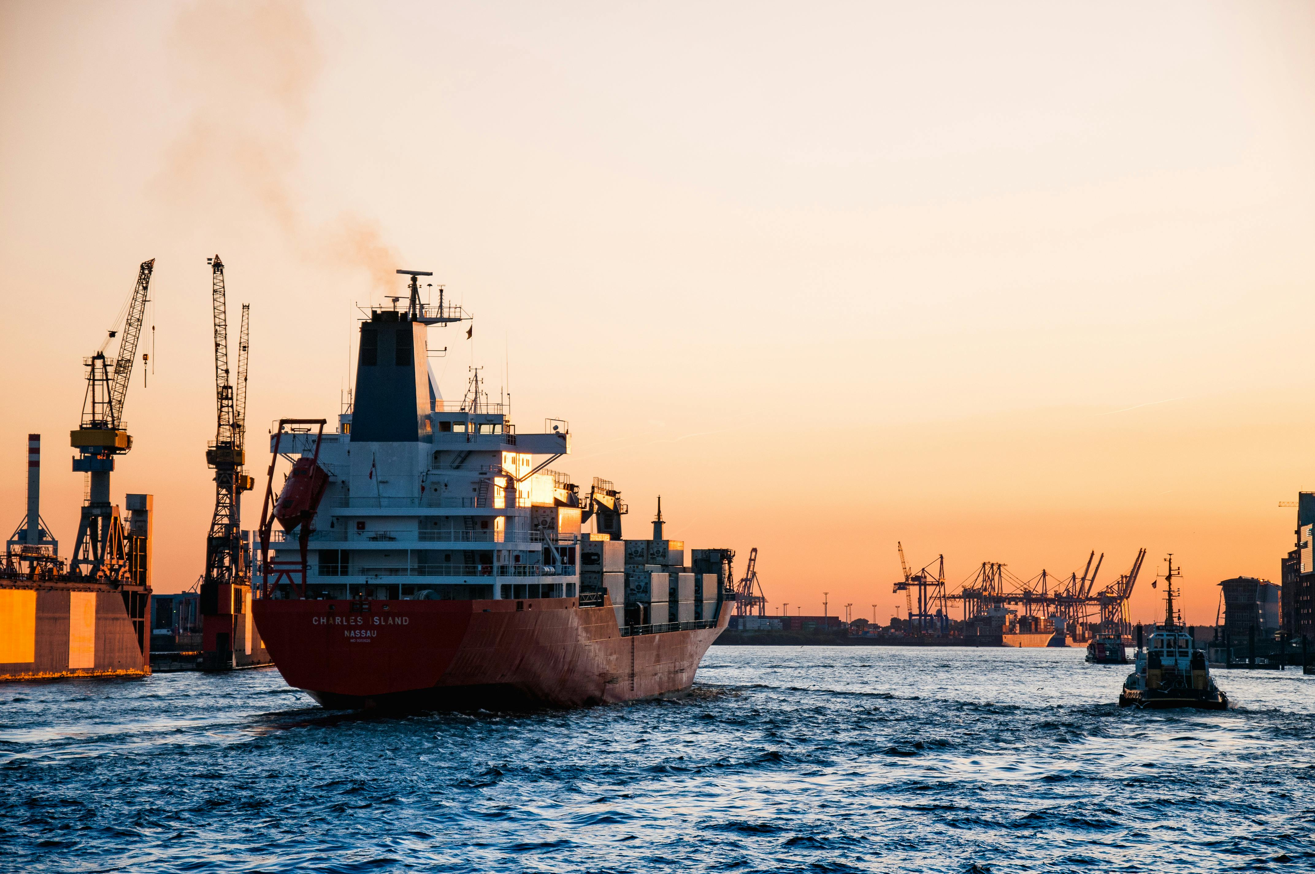 Shipping port activity hi-res stock photography and images - Page