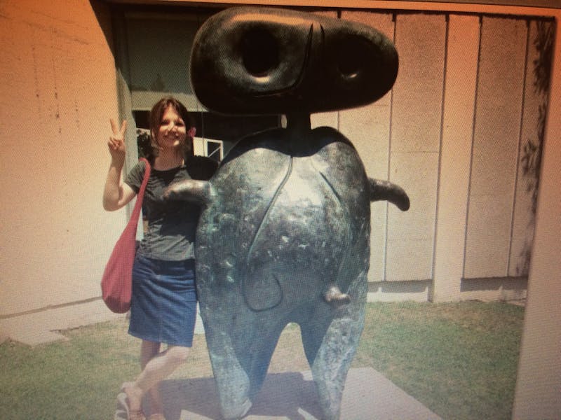 Kleines Schiff auf einem ruhigen Fluss bei Sonnenuntergang während einer Solo Flusskreuzfahrt