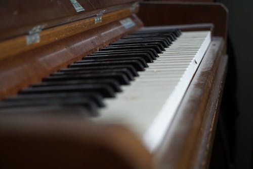 Kostnadsfri bild av brunt piano, dammigt piano, flyga på piano