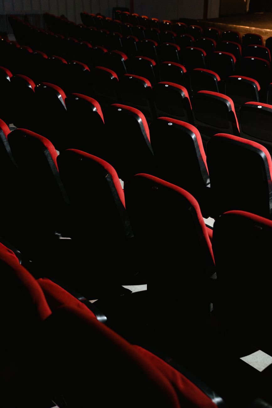 O scenă de teatru și expoziție în Timișoara O scenă de teatru și expoziție în Timișoara