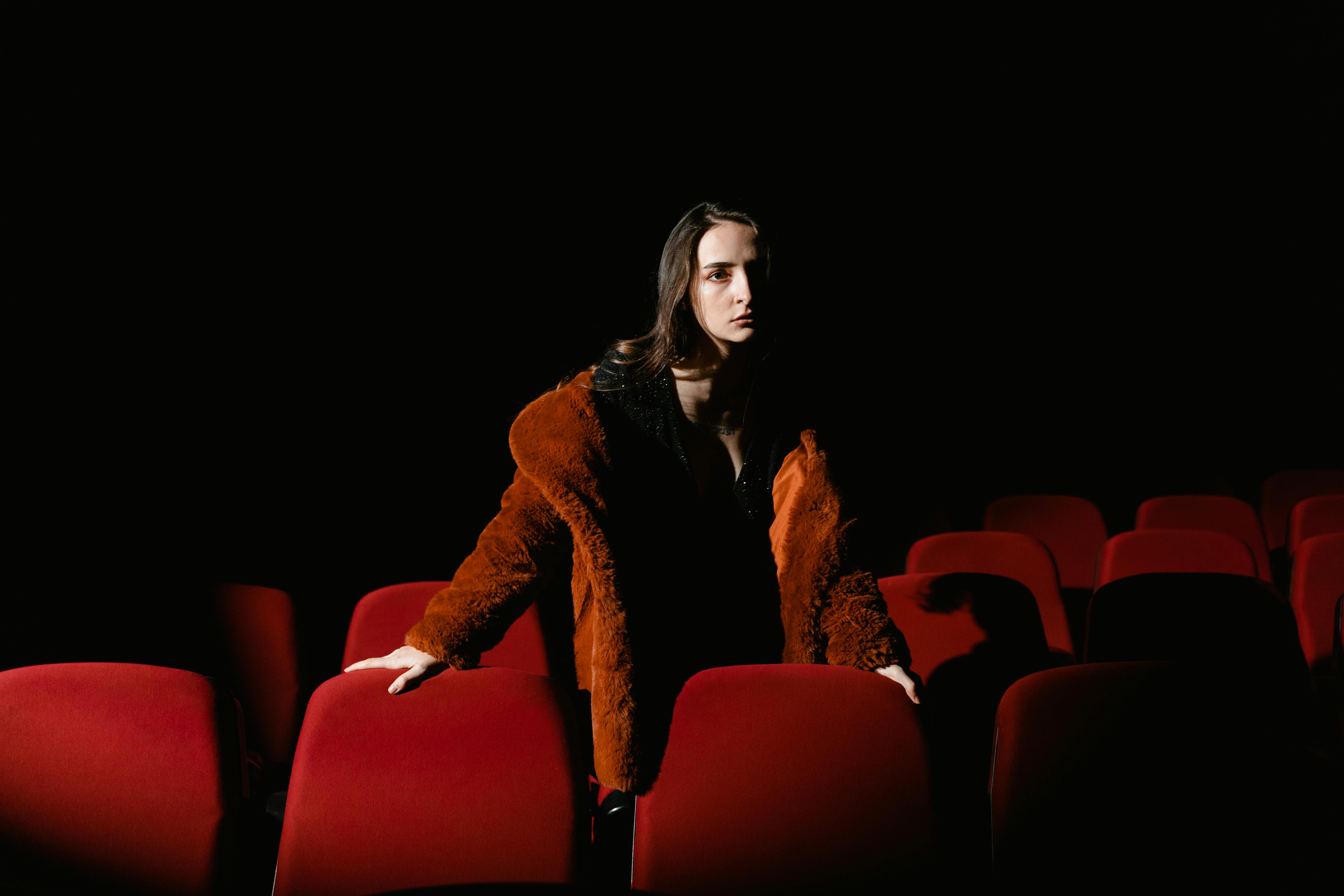 Gratis arkivbilde med alene, auditorium, brun frakk Arkivbilde