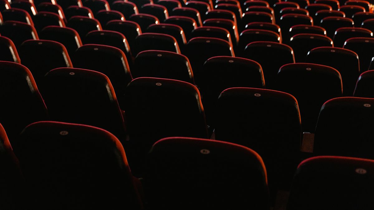 映画館に並ぶ赤い座席(イメージ)