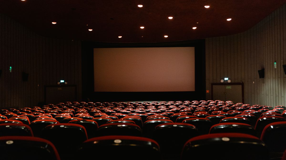 赤い座席が並ぶ無人の映画館(イメージ)