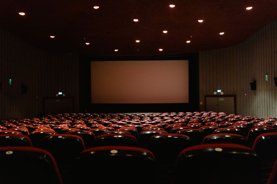 Auditorio con pantalla preparado para una retrospectiva