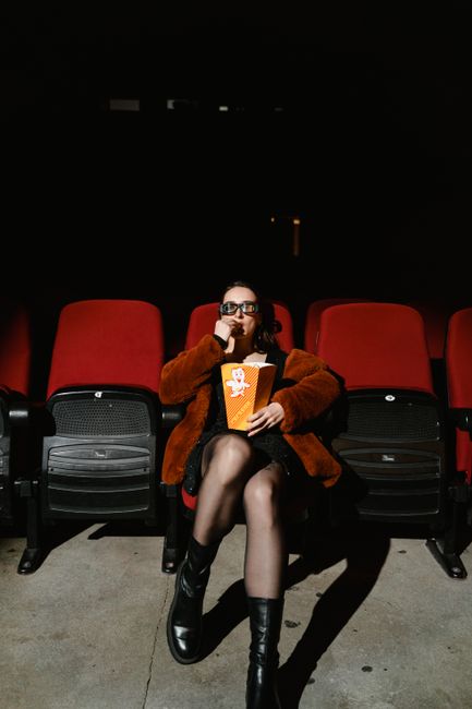 7. Film dengan Pendekatan yang Berbeda 7. Film dengan Pendekatan yang Berbeda