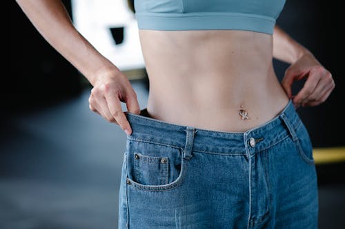 Free Woman Wearing Oversized Jeans Stock Photo