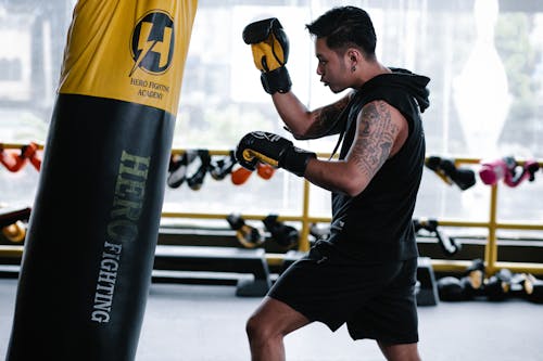 Foto profissional grátis de academia de ginástica, aparelhos, boxe