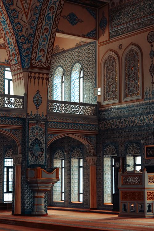 Free Discover the detailed architectural beauty inside an elegant mosque, showcasing vibrant patterns and historic design elements. Stock Photo