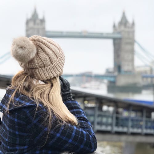 Mulher Usando Gorro Marrom Segurando Um Smartphone