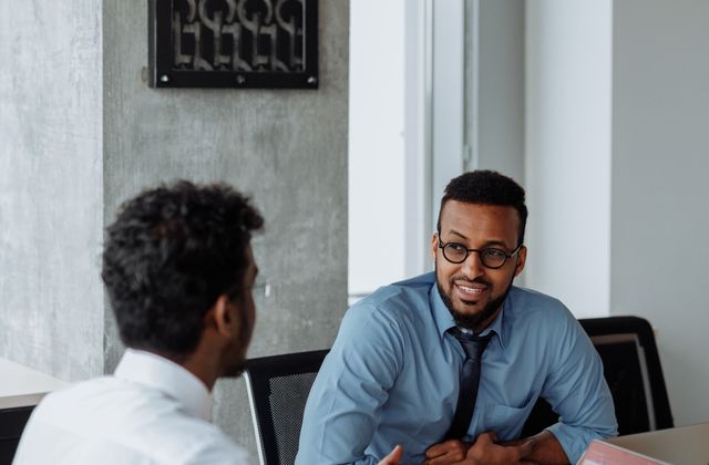 Colloquio tra tecnico e cliente per un preventivo chiaro