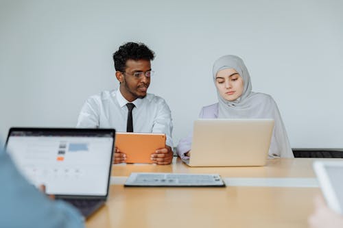 Gratis lagerfoto af arbejder, bærbar computer, brainstorming