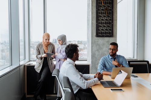 Free A diverse group of professionals engaged in a collaborative meeting in a modern office space. Stock Photo