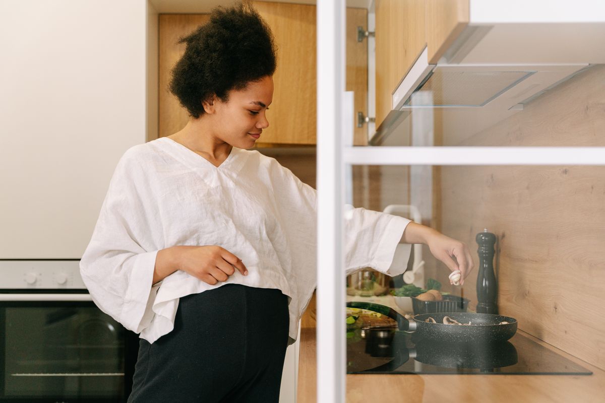 Mulher preparando uma refeicao saudavel com comida de verdade na cozinha