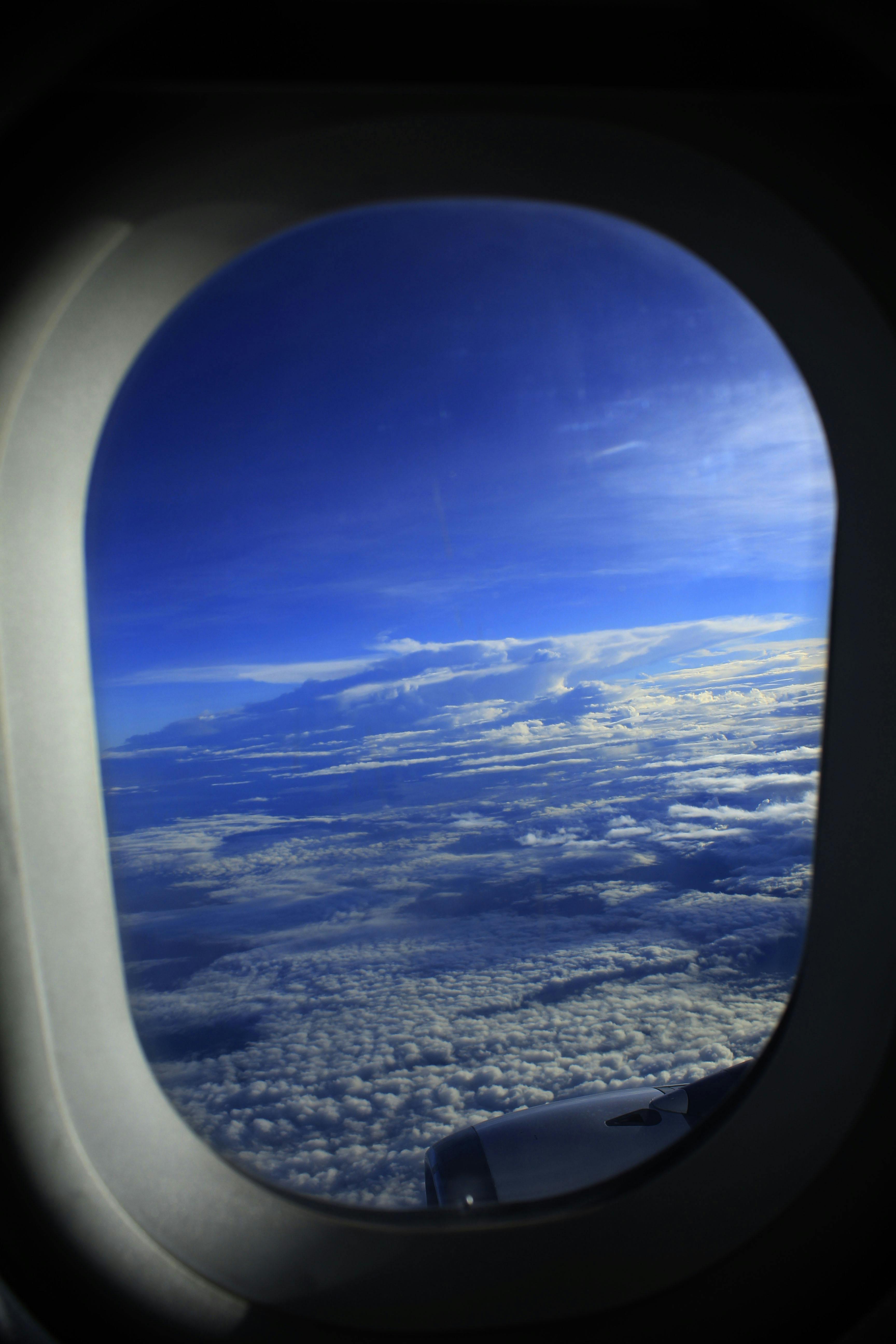 ガラスの窓 雲 飛行機の無料の写真素材
