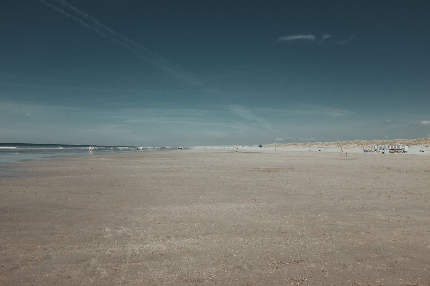Weiter Sandstrand am Meer
