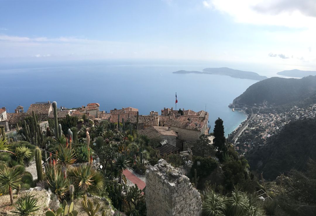 Le jardin de cactus au sommet d'Èze, avec vue sur la côte et Cap Ferrat