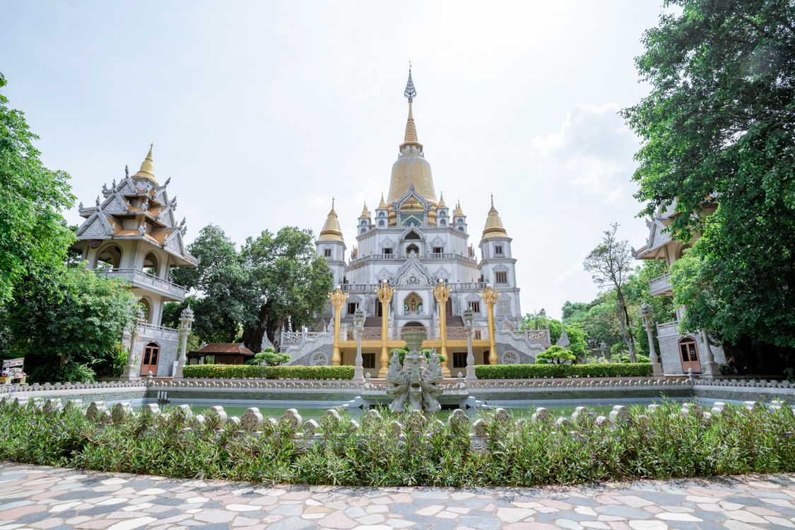 Facade of Buddhist Temple · Free Stock Photo