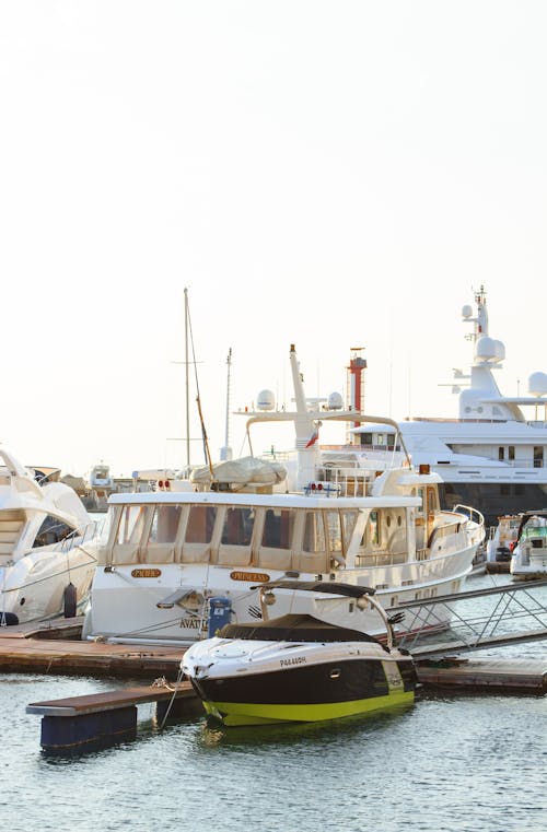 grátis White Yacht Estacionado Na Doca De Madeira Foto profissional