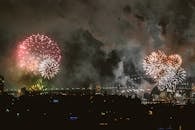 悉尼歌剧院和海港大桥上空在夜间上演了令人惊叹的烟花表演