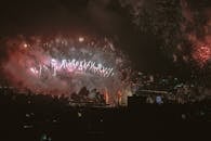 悉尼歌剧院的夜空中，烟花表演照亮了天空