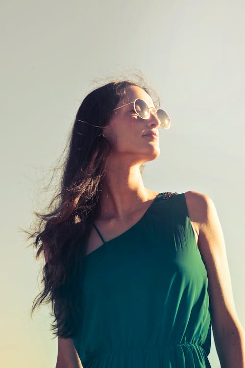 бесплатная Фотография женщины в солнцезащитных очках Стоковое фото