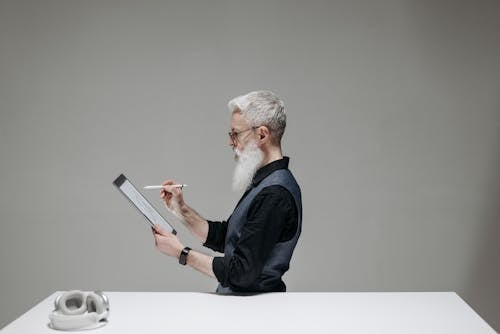 Gratis arkivbilde med digital kunst, eldre mann, grå bakgrunn