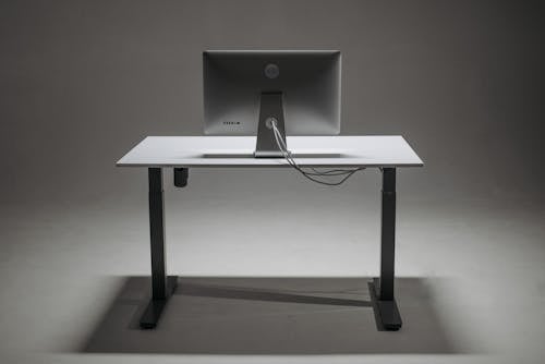 Fotos de stock gratuitas de altura ajustable, escritorio de pie, mesa