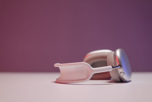 Free Contemporary close-up of stylish headphones on a pastel background, perfect for tech themes. Stock Photo