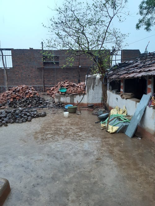 Gratis stockfoto met bouw in een dorp, bouwplaats, constructie in regen