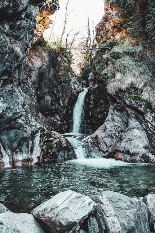 Foto profissional grátis de cachoeira, natureza, tiro vertical