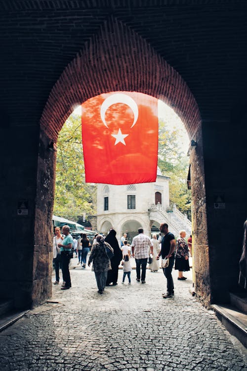 Fotos de stock gratuitas de al aire libre, arqueado, bandera roja