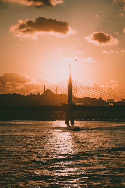 altın boynuz köprüsü, arkadan aydınlatılmış, dikey atış içeren Ücretsiz stok fotoğraf
