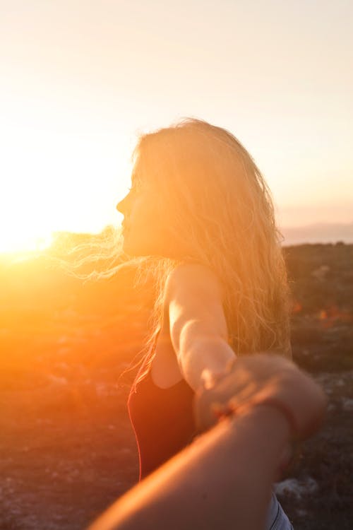 Foto De Uma Mulher Ao Pôr Do Sol