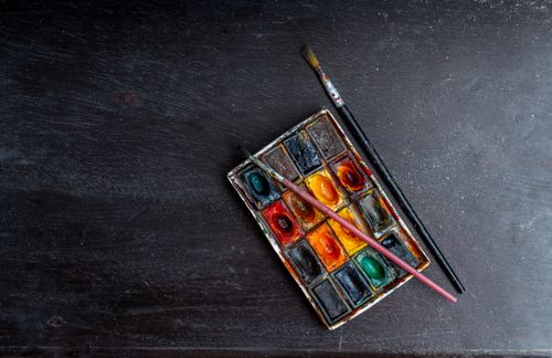 Free Top view of paintbrushes and set of watercolor paints placed on gray background Stock Photo