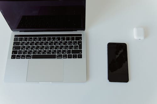 Základová fotografie zdarma na téma airpod, bílý stůl, displej