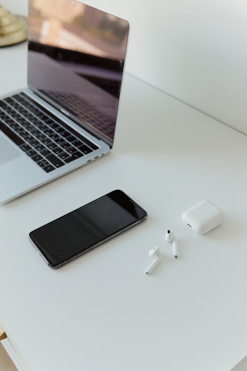 Bezpłatne Darmowe zdjęcie z galerii z bezprzewodowe słuchawki, gadżety, laptop Zdjęcie z galerii