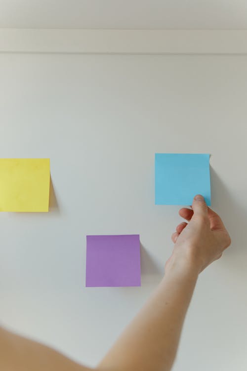 Free A Person Holding a Sticky Note  Stock Photo