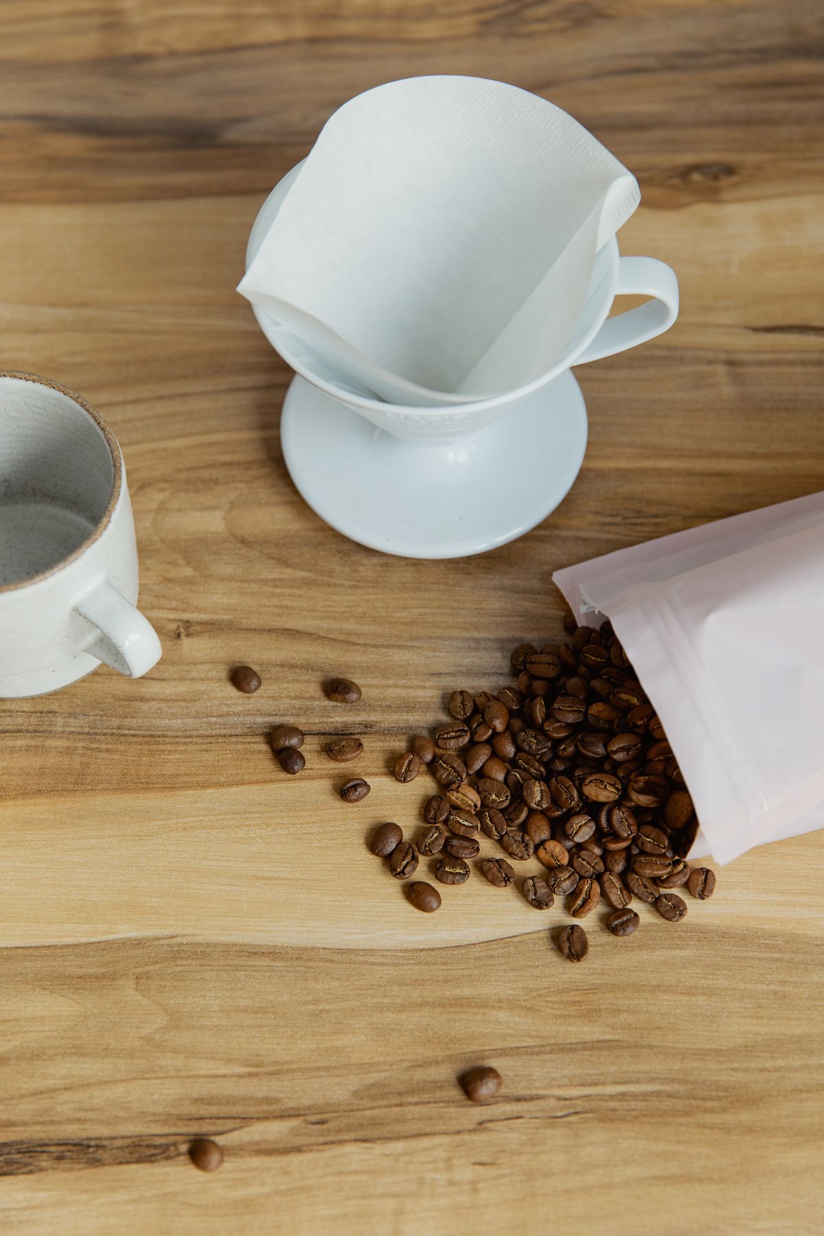 Kaffeebohnen mit Pour-over-Dripper – zum Vergleich: Kaffee 95 mg Koffein, Matcha 9–88 mg pro Portion