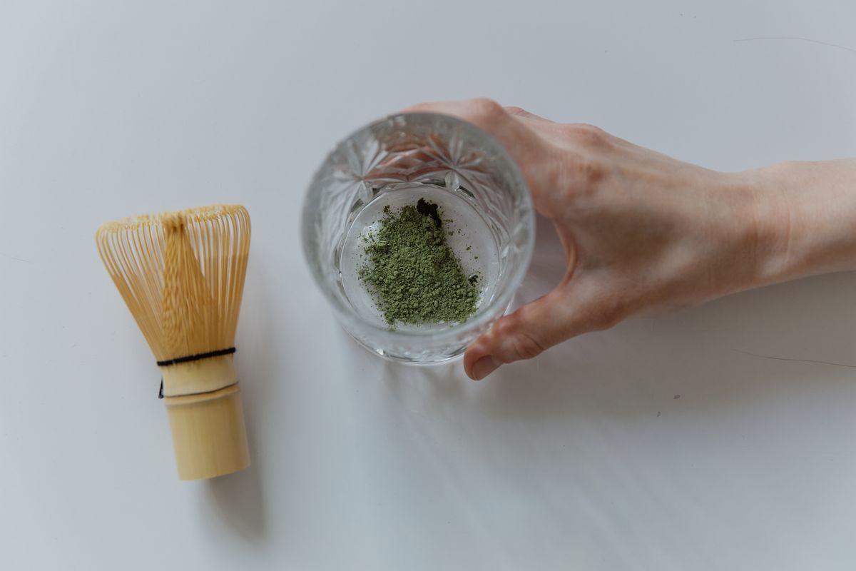 Matcha-Pulver von oben in einer Keramikschale – intensiv grün, fein gemahlen
