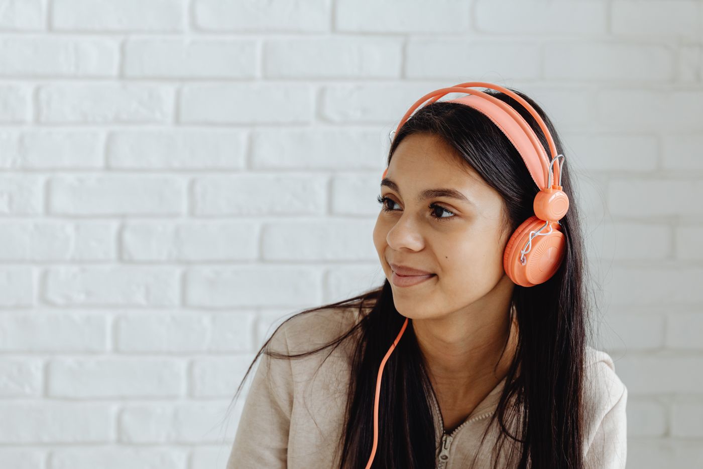 Femme portant un casque audio