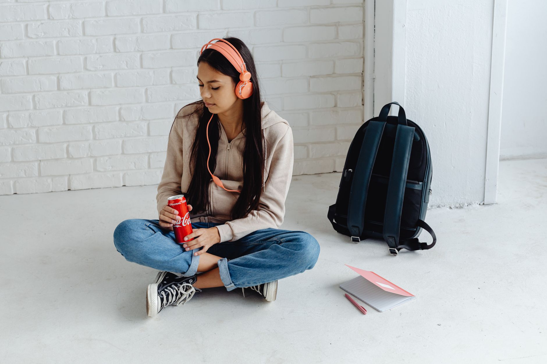 Adolescente cargando una mochila escolar