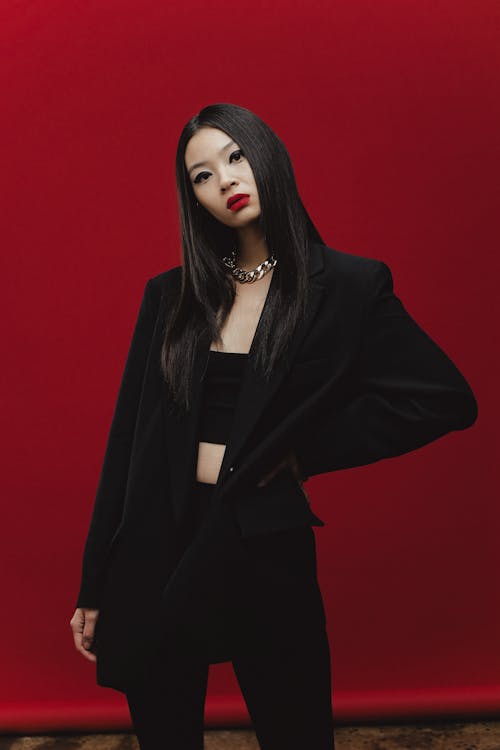 Immagine gratuita di blazer nero, donna asiatica, in posa