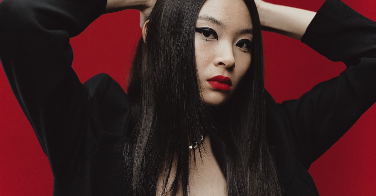 Na Ying Adds "Wan Wan De Yue Liang" to Concert Set in Black Outfit as Tribute to Liu Huan