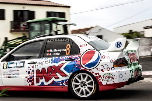 Fotografía De Coche Deportivo Blanco Y Rojo