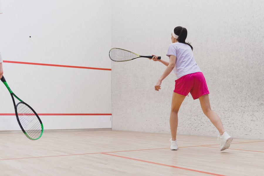 Joueuse de squash sur un court intérieur