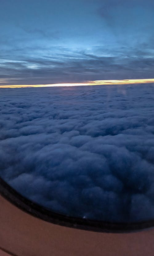 Photos gratuites de au-dessus des nuages, avion, ciel crépusculaire