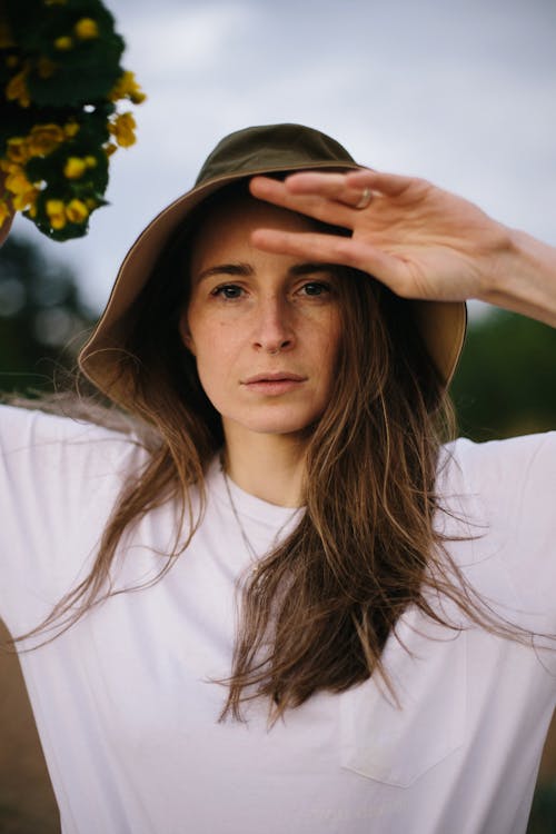 бесплатная Бесплатное стоковое фото с ведро шляпа, вертикальный выстрел, женщина Стоковое фото