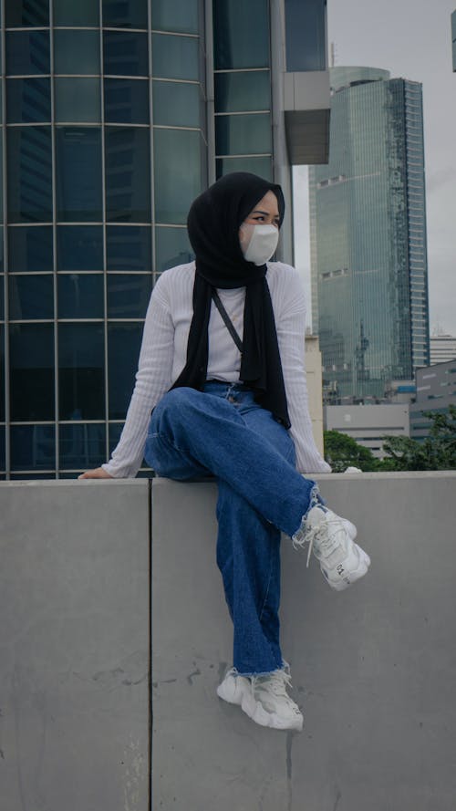 Foto profissional grátis de calça jeans, hijab, máscara falsa